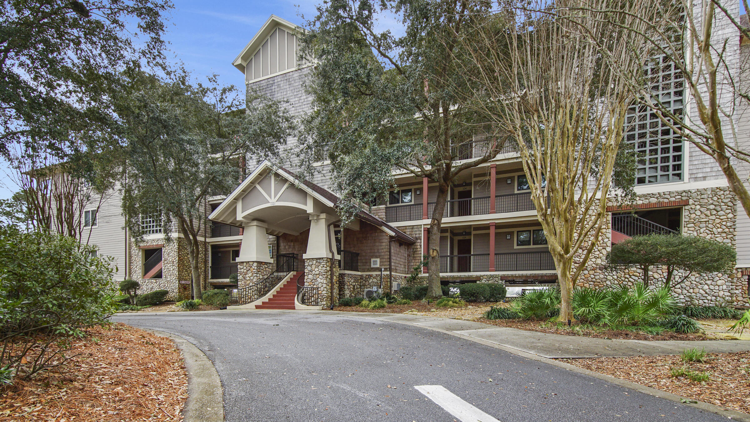 WILD HERON LAKESIDE LODGE - Residential