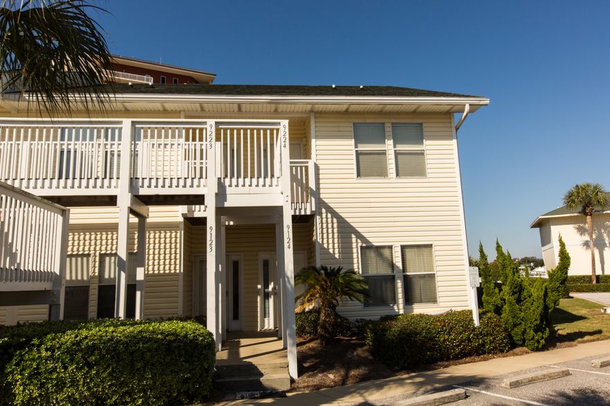 This top-rated 1-bedroom / 1-bath / sleep-6 (with hallway bunkbeds and dual-access bath) is located in the convenient Beachwalk section of Sandpiper Cove, which has the heated pool with 3 hot tubs. Open kitchen floorplan. Family-friendly Sandpiper Cove occupies 40 acres at the east end of Destin Harbor and has a pitch & putt golf course and 6 tennis courts and 1,000-ft boat dock canal and excellent boat ramp and 5 pools in addition to 1,100 feet of beachfront. Casual fine dining Louisiana Lagniappe restaurant is harborfront. Rick's Sand Trap food & drink snackbar operates in the Sandpiper Cove beach pavilion. You and yours will cross the street to the beach using the Sandpiper Cove pedestrian-controlled traffic signal. This unit: Some wallhanging artwork does not convey.