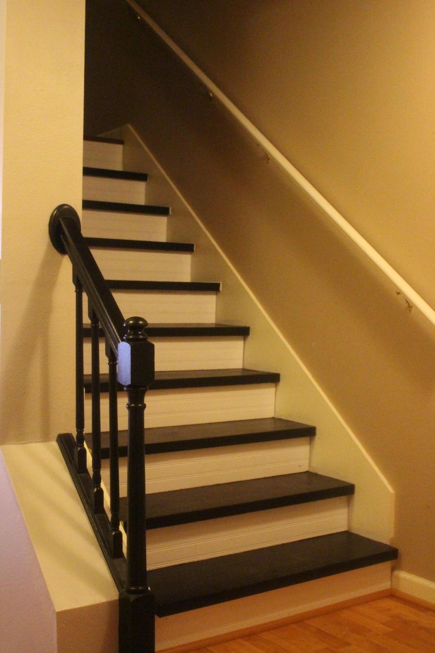 Nice corner unit w/ a single car garage. The townhome has laminate hardwood flooring, stainless steel appliances and is in move-in ready condition. Room dimensions are approximate. FSBO sale