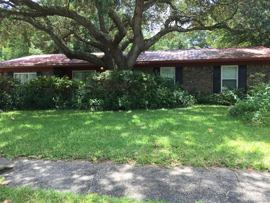 INVESTOR SPECIAL!!!Looking to be in central Fort Walton Beach? Don't miss out on this great 3 bedroom, 2 bath home with an in-ground swimming pool!