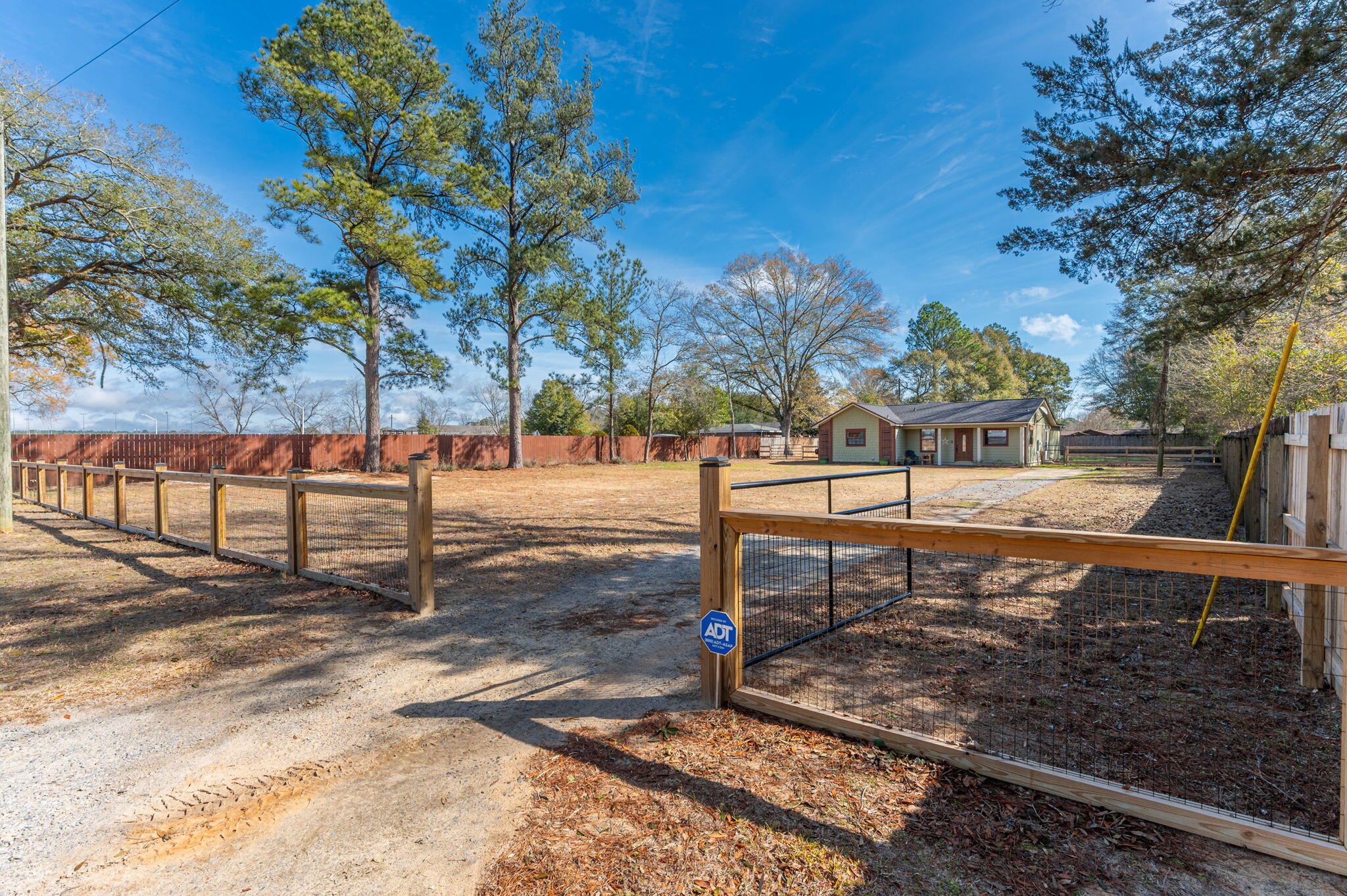 OAKDALE M/F N95 FT OF W1/2 LOT 4 BLK 3 - Residential