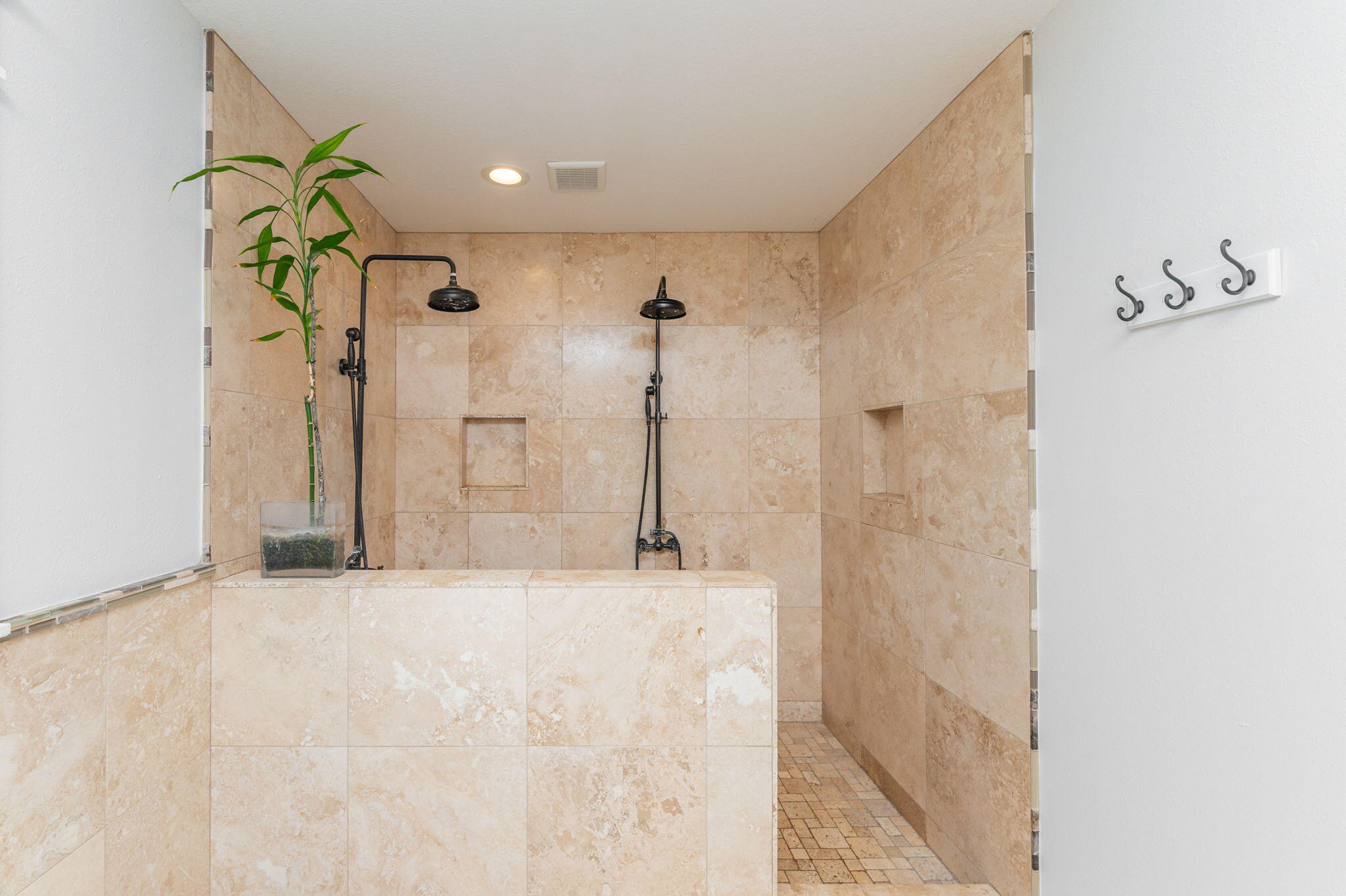 OAKDALE M/F N95 FT OF W1/2 LOT 4 BLK 3 - Residential