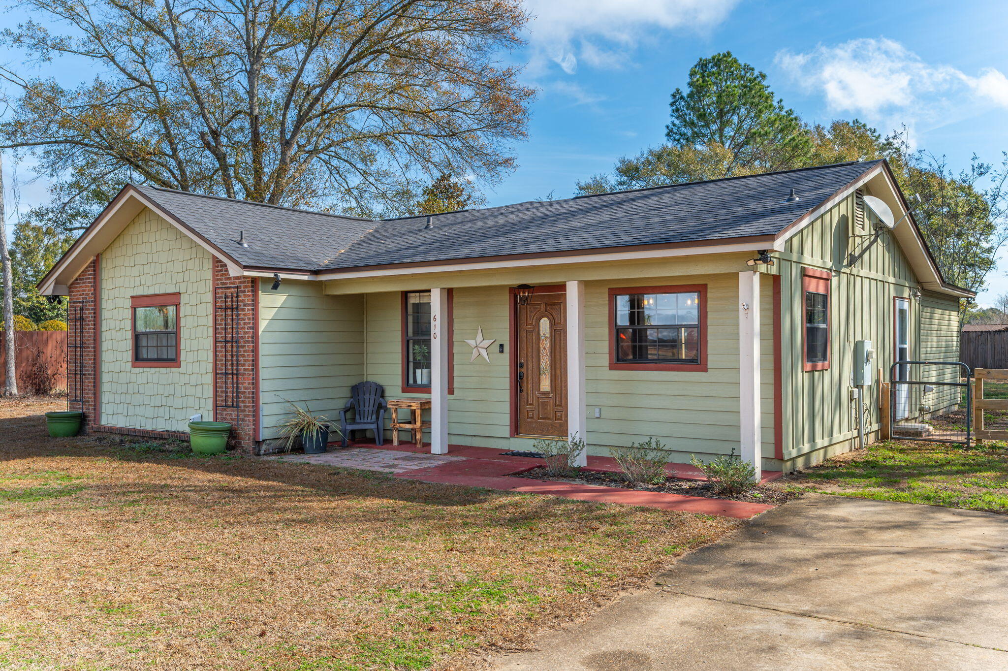 OAKDALE M/F N95 FT OF W1/2 LOT 4 BLK 3 - Residential