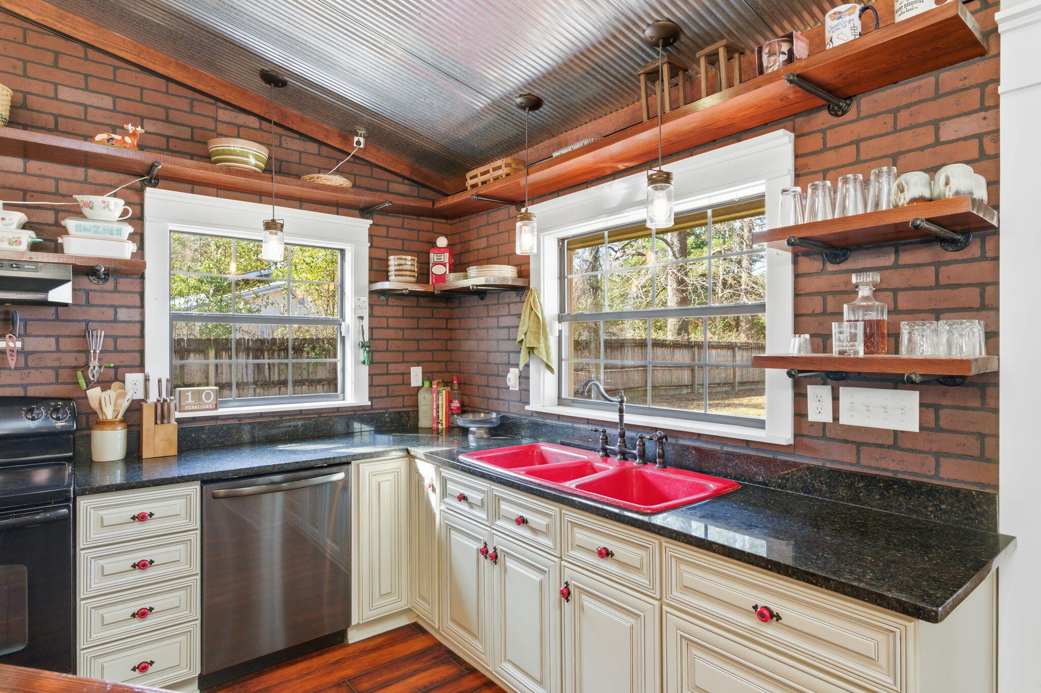 OAKDALE M/F N95 FT OF W1/2 LOT 4 BLK 3 - Residential