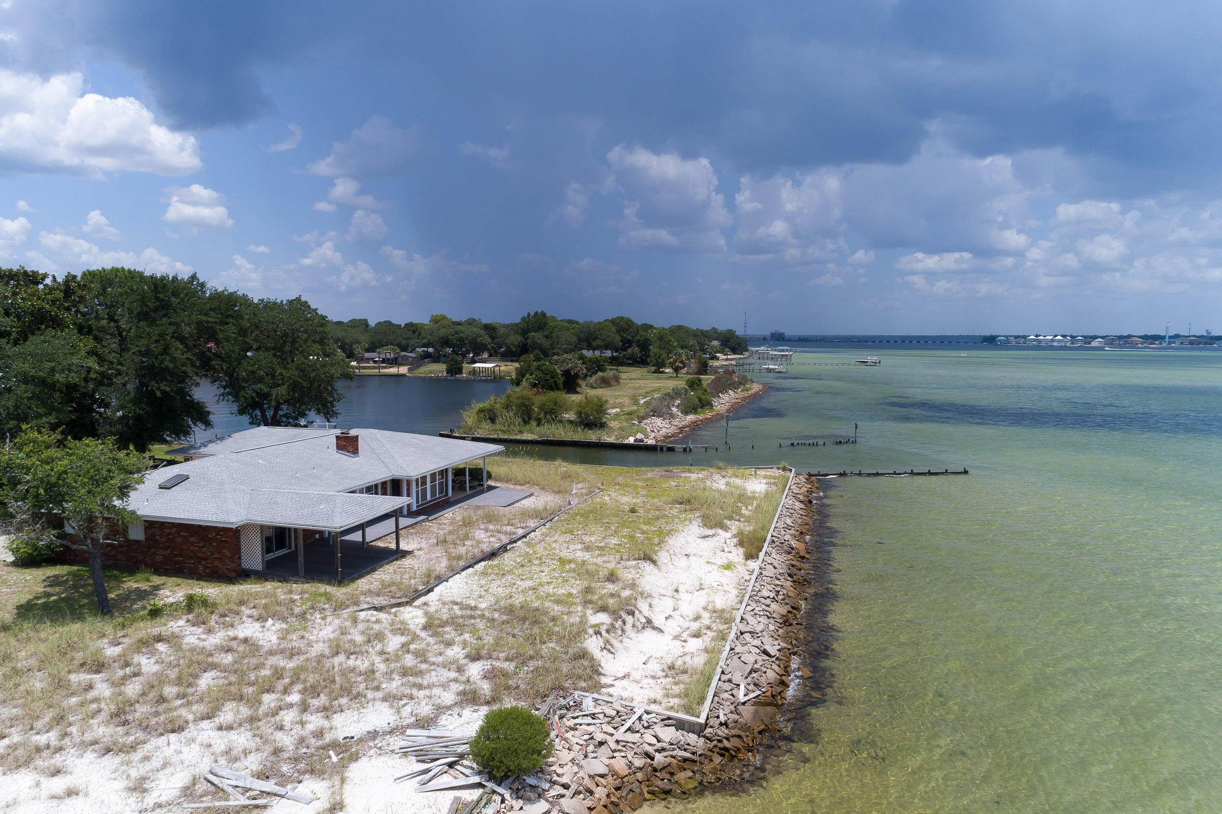 ELLIOTTS POINT - Residential