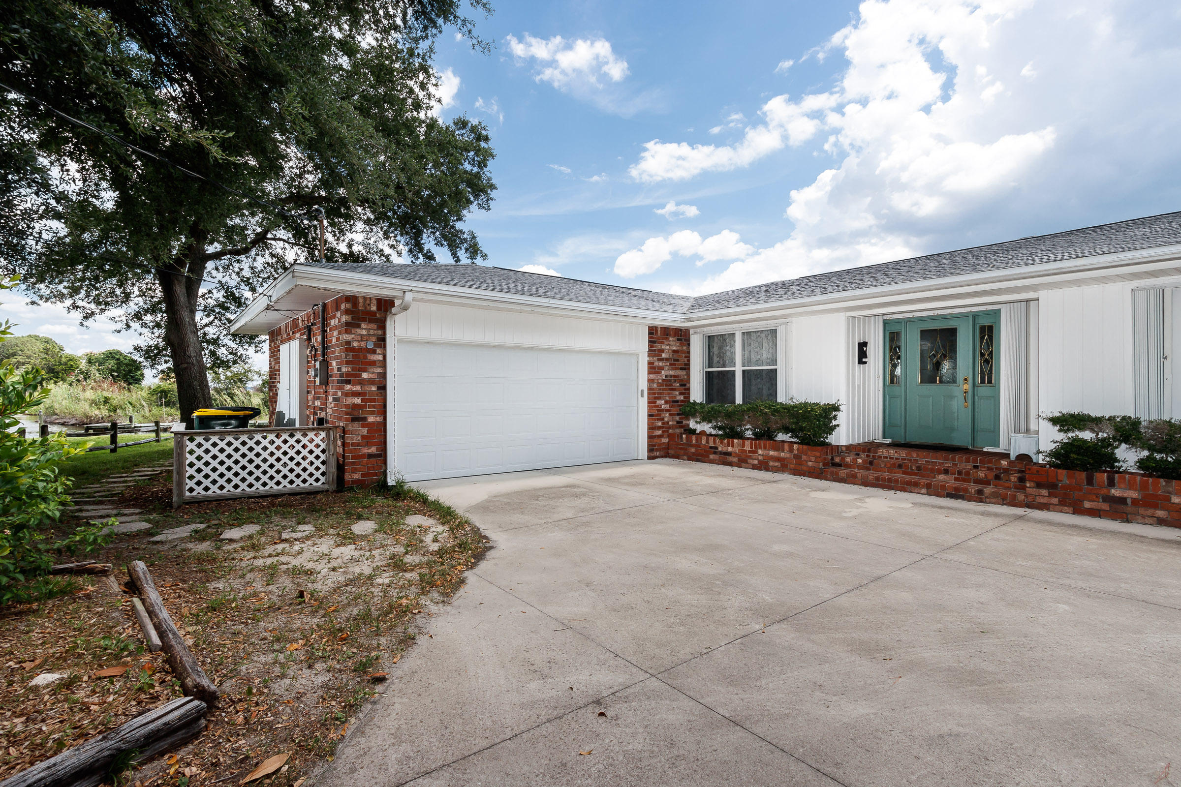 ELLIOTTS POINT - Residential