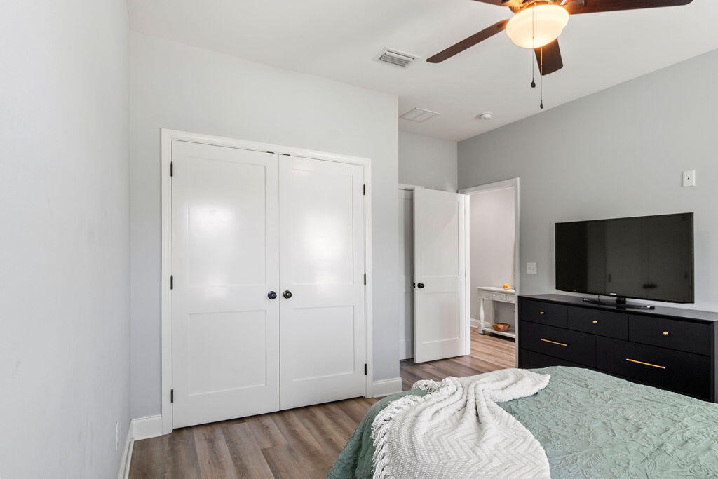 PORT DIXIE COM NW COR LOT 1 E 340FT S 104FT TO POB E 100FT S 66FT W 100FT N 66FT TO POB - Residential