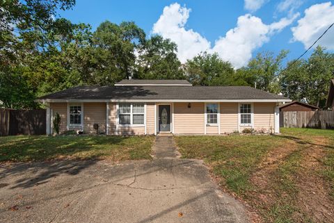 Photo of 714 Clark Drive, Fort Walton Beach, FL 32547 (MLS # 986267)