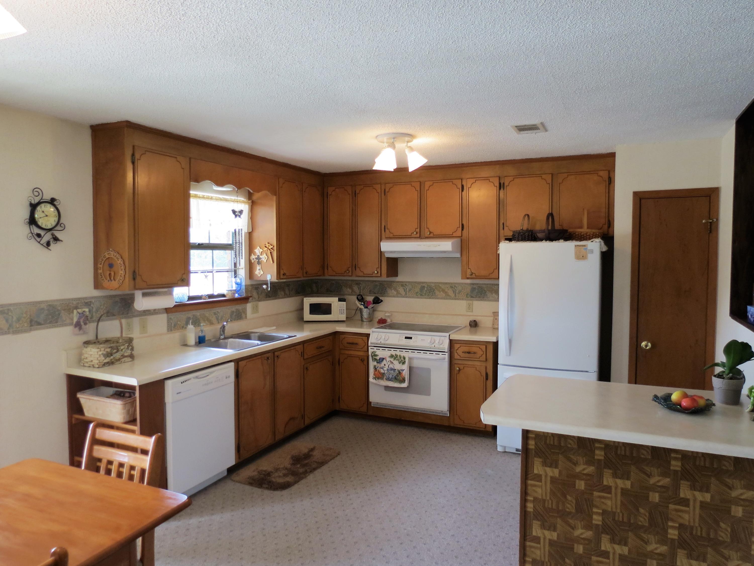 WHISPERING LAKES ESTATES - Residential