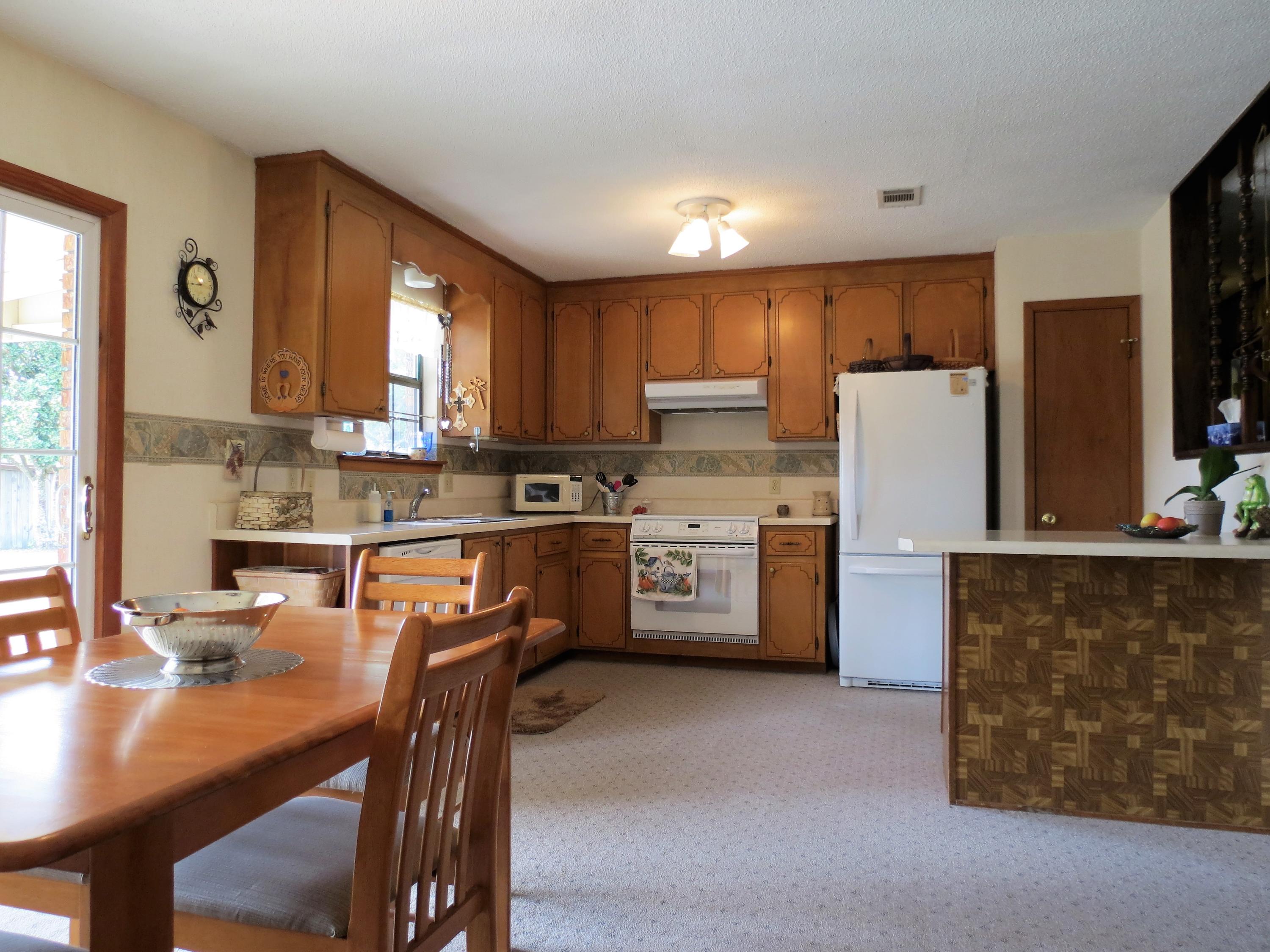 WHISPERING LAKES ESTATES - Residential