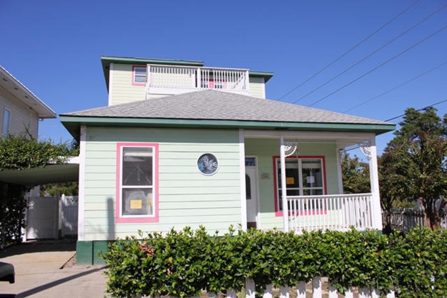 Great Beach House w/ Tons of Potential... Just 2 Blocks to the Beach!! Situated in Crystal Beach, the home offers an open floor plan with plenty of space for entertaining. The main floor features an open kitchen, living & dining area as well as the master bedroom. The second floor has two additional bedrooms & the third floor offers a loft area. There is also a guest quarters with kitchen & living room. Great opportunity for a 2nd home or rental investment opportunity. Great location just minutes to Destin Commons, shopping & dining. This property is eligible under the Freddie Mac First Look Initiative through 11.19.2014.