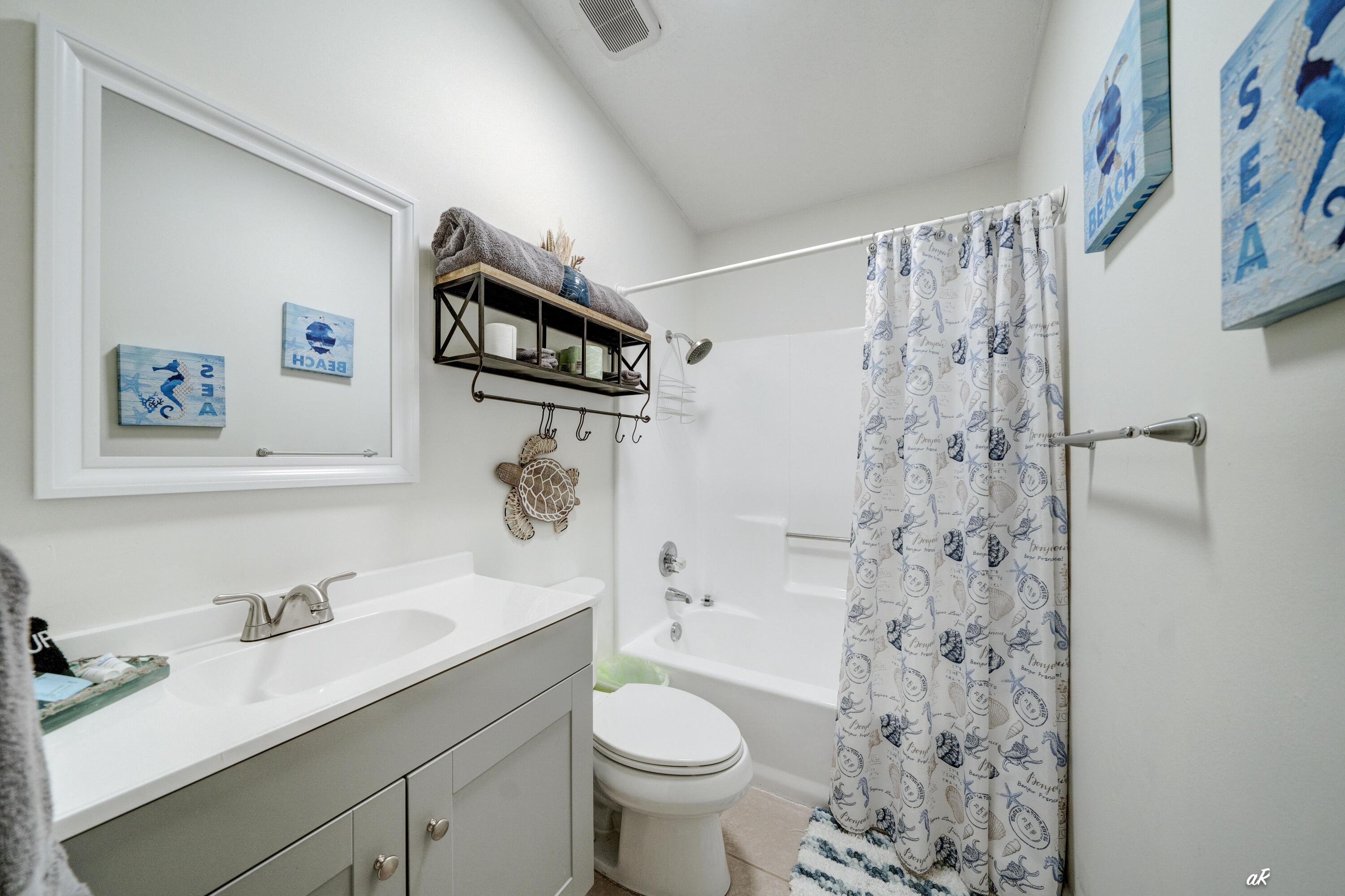 HOLIDAY BEACH UNIT 14 - Residential