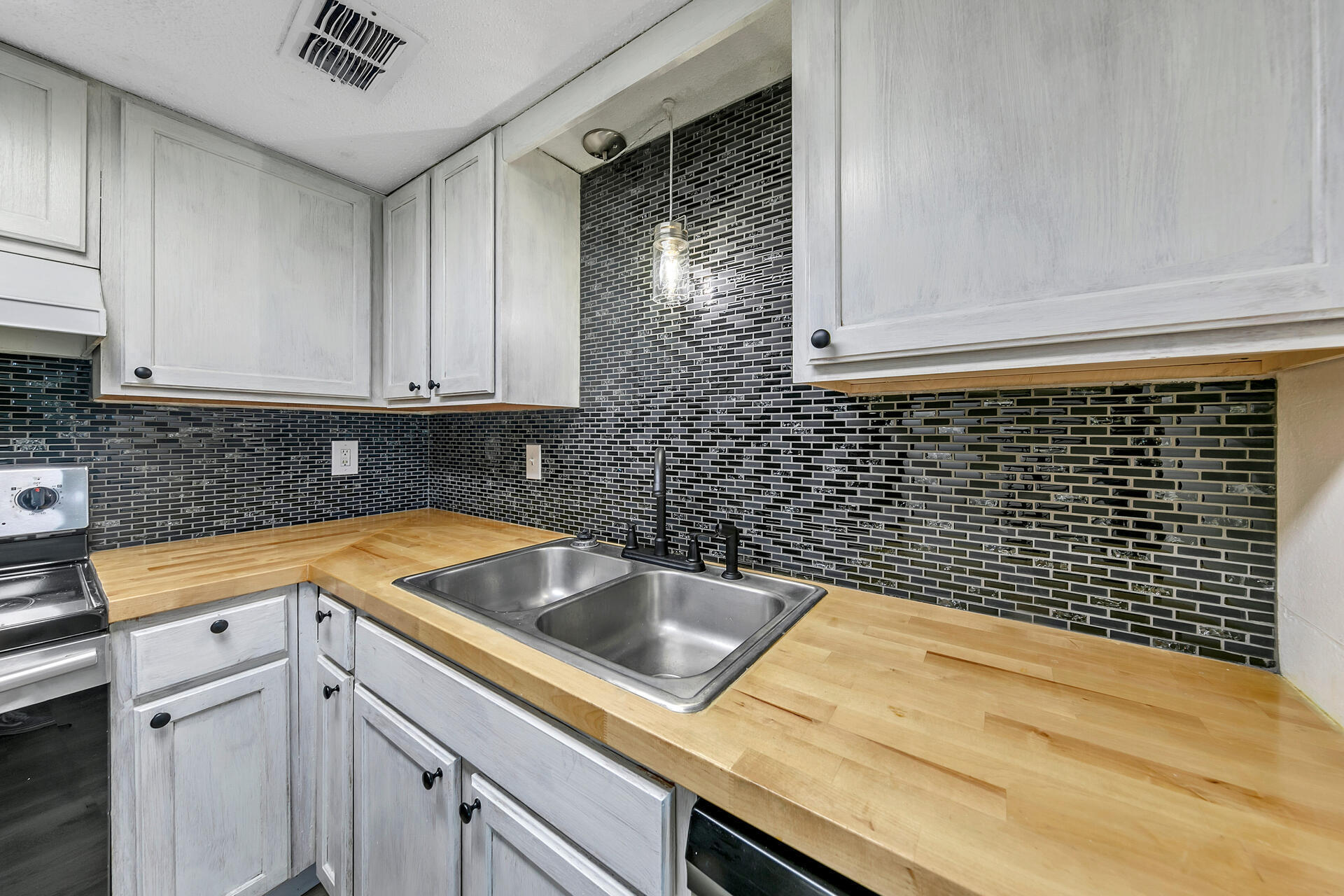 FINISTERRA CONDO - Residential