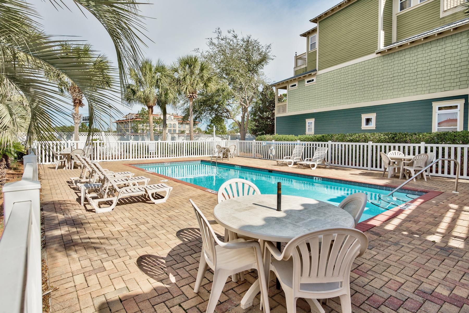 EMERALD WATERS VILLAGE - Residential