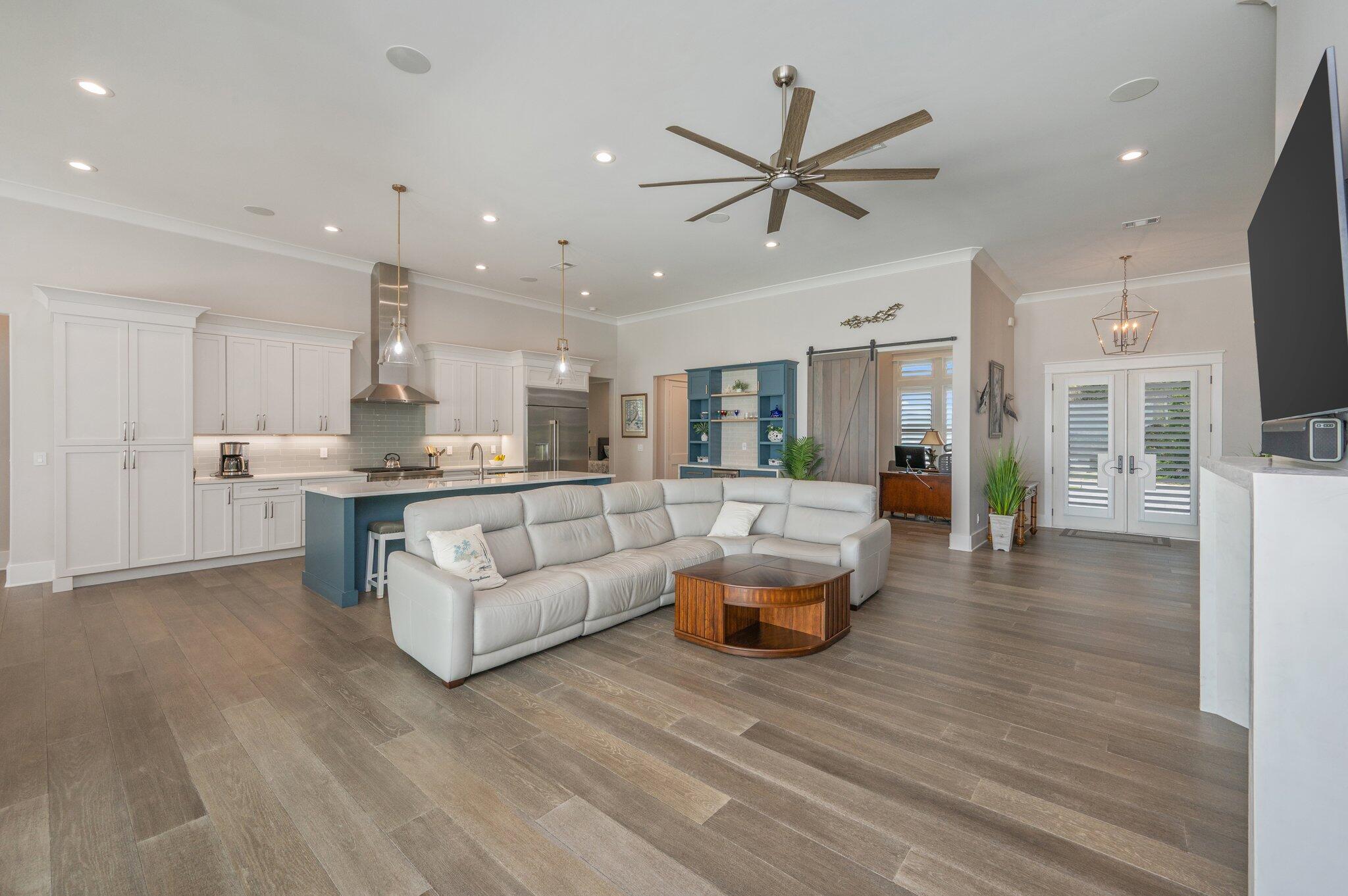 PELICAN BAY - Residential