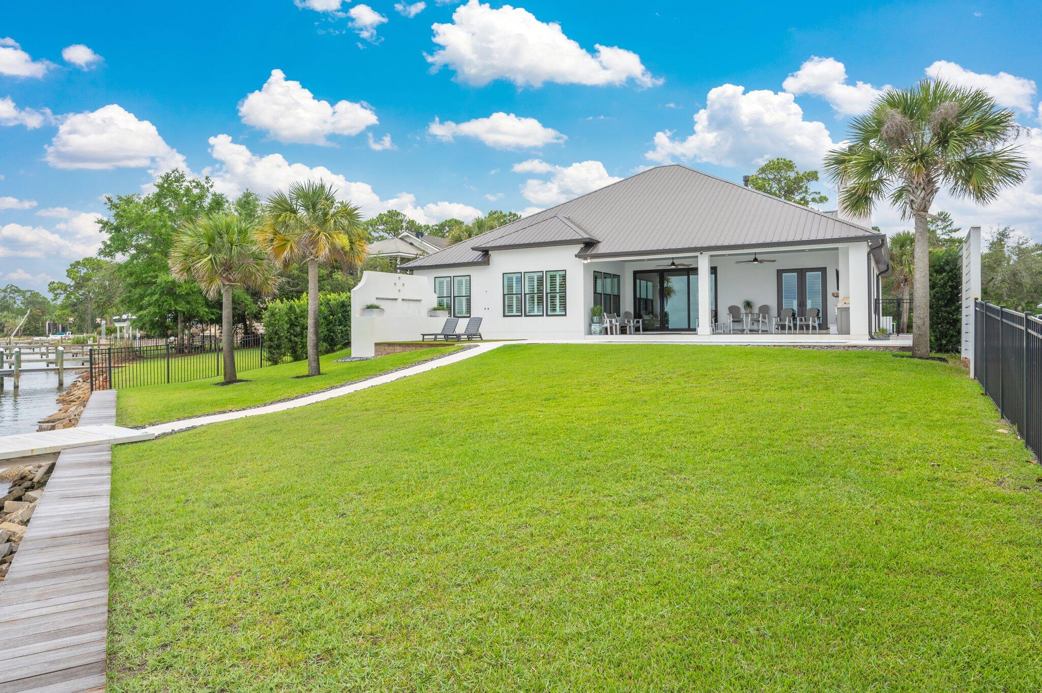 PELICAN BAY - Residential