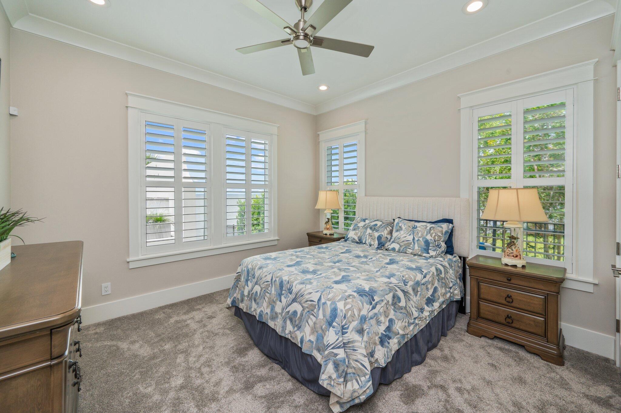 PELICAN BAY - Residential