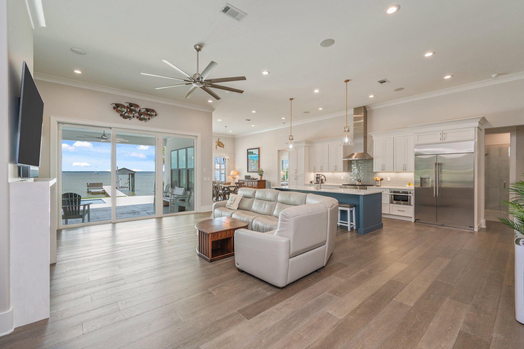 PELICAN BAY - Residential