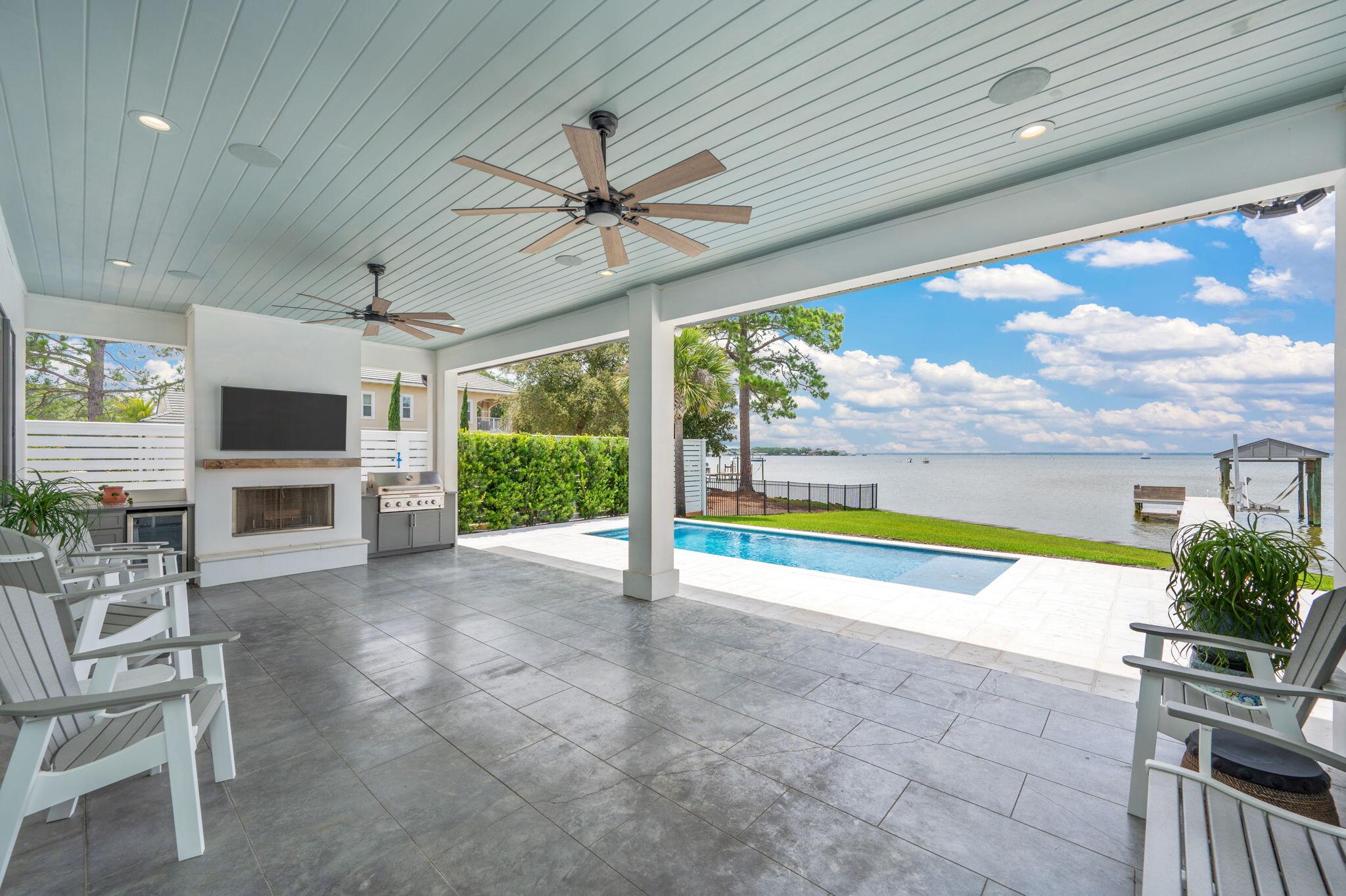 PELICAN BAY - Residential