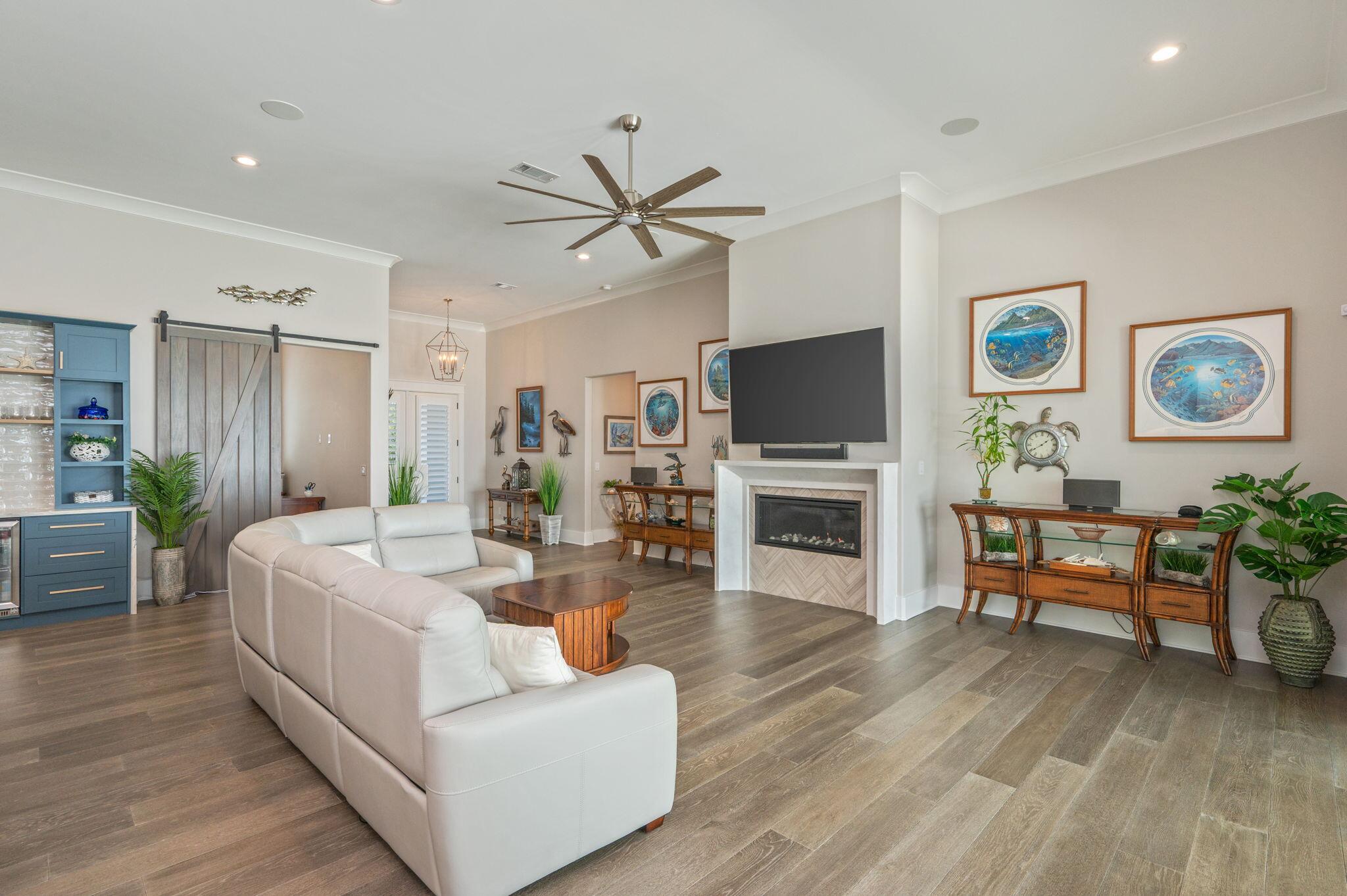 PELICAN BAY - Residential