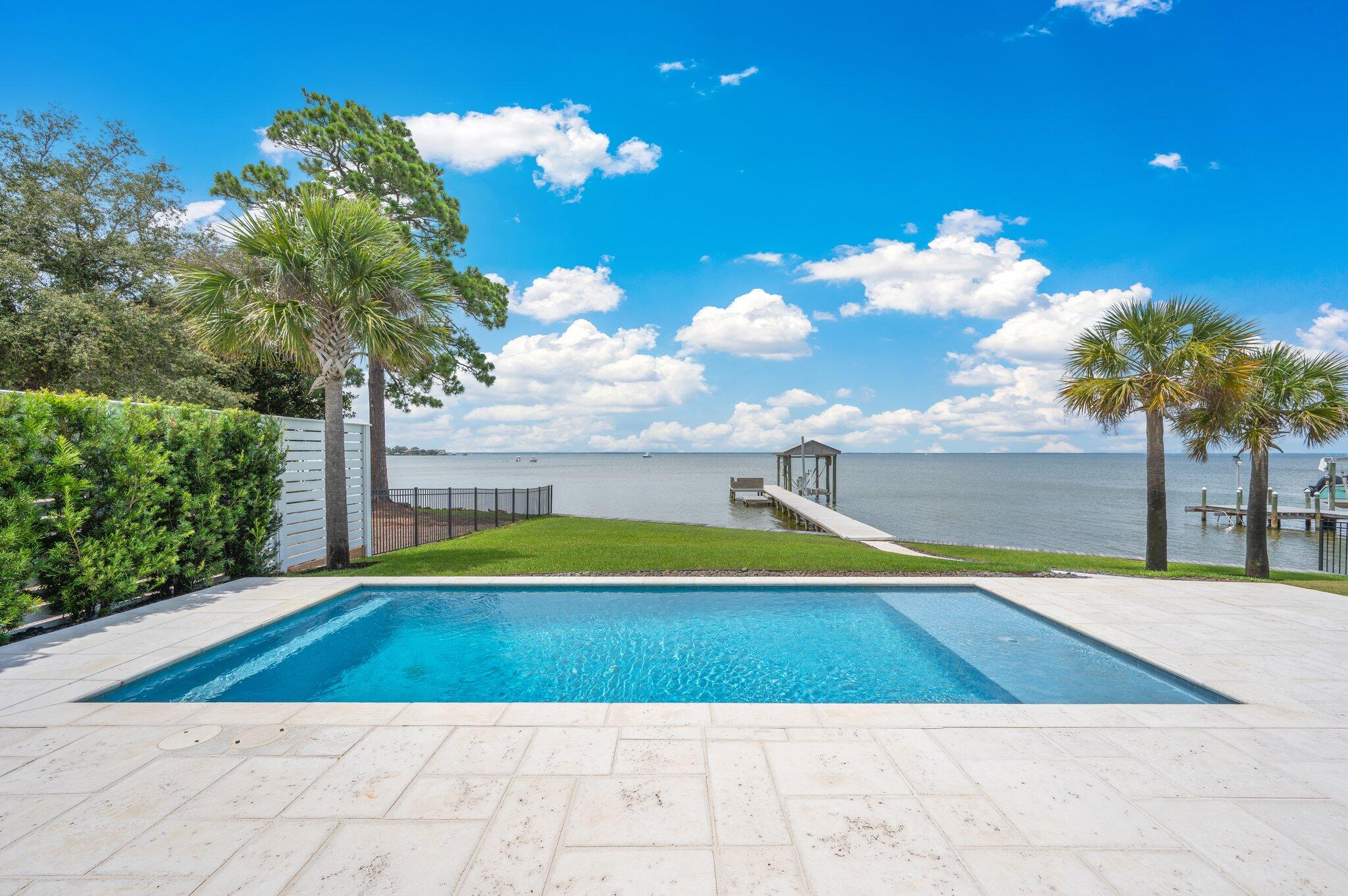 PELICAN BAY - Residential