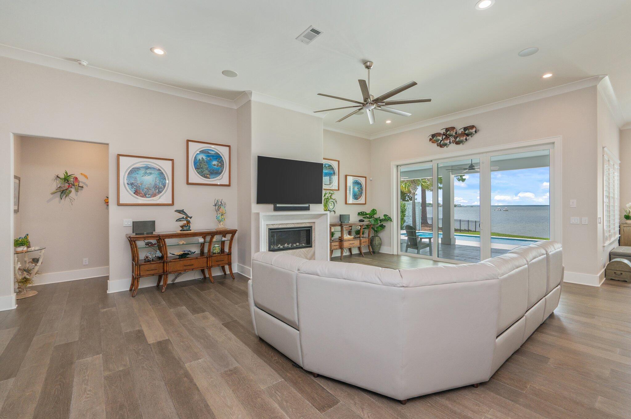 PELICAN BAY - Residential