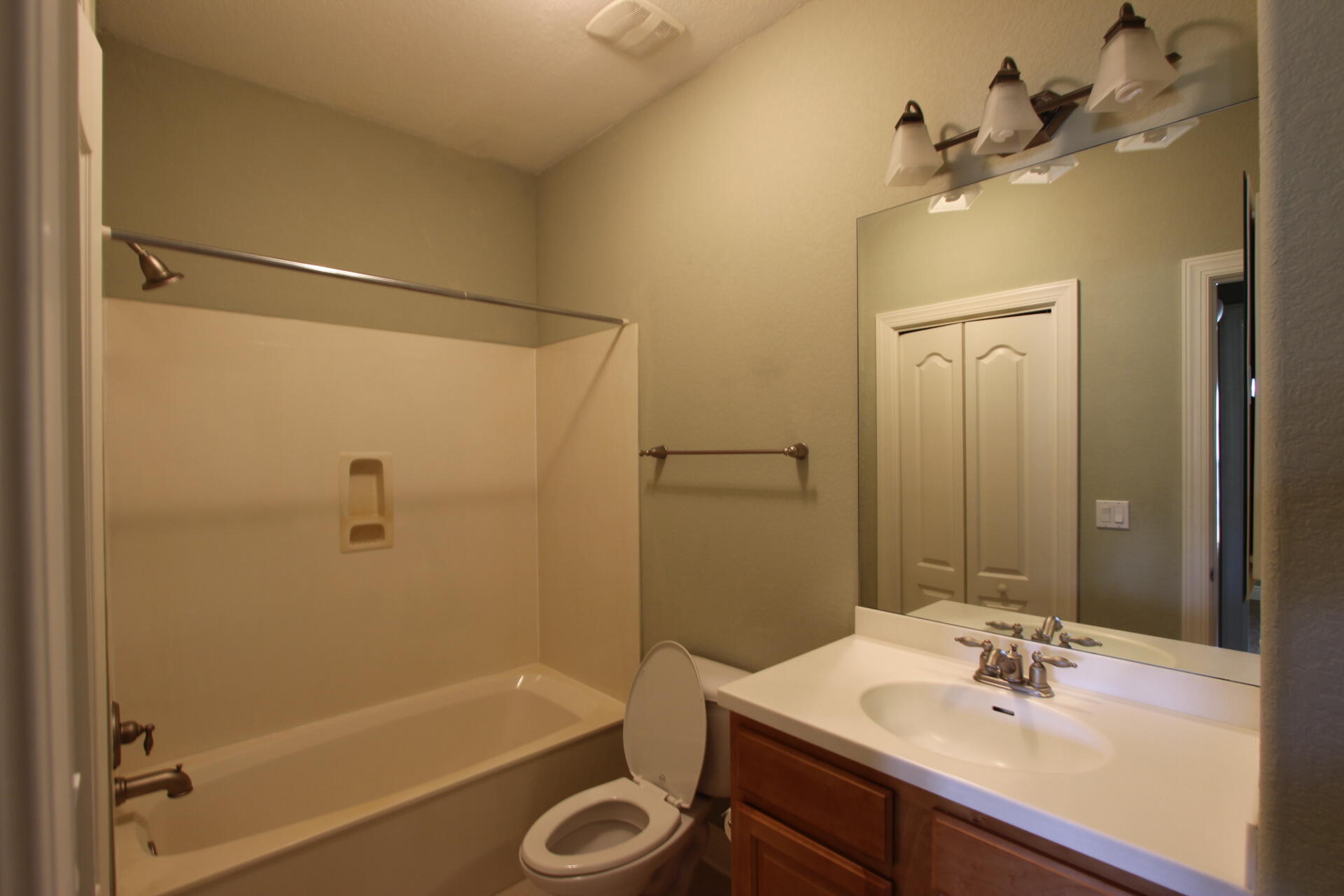 DIAMOND LAKES - Residential Lease