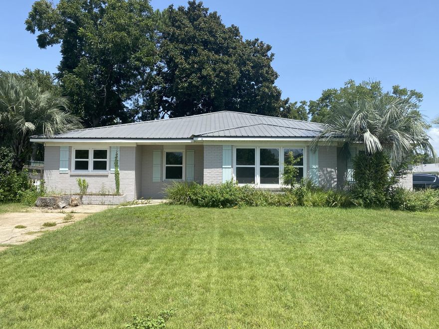 This large fenced in corner lot 4/3 split floor plan Ft. Walton Beach FL home offers an open floor plan with eat it kitchen island, S/S appliances, and waterfall quartz counters.  This home is close to parks, schools, shopping, military bases and more!