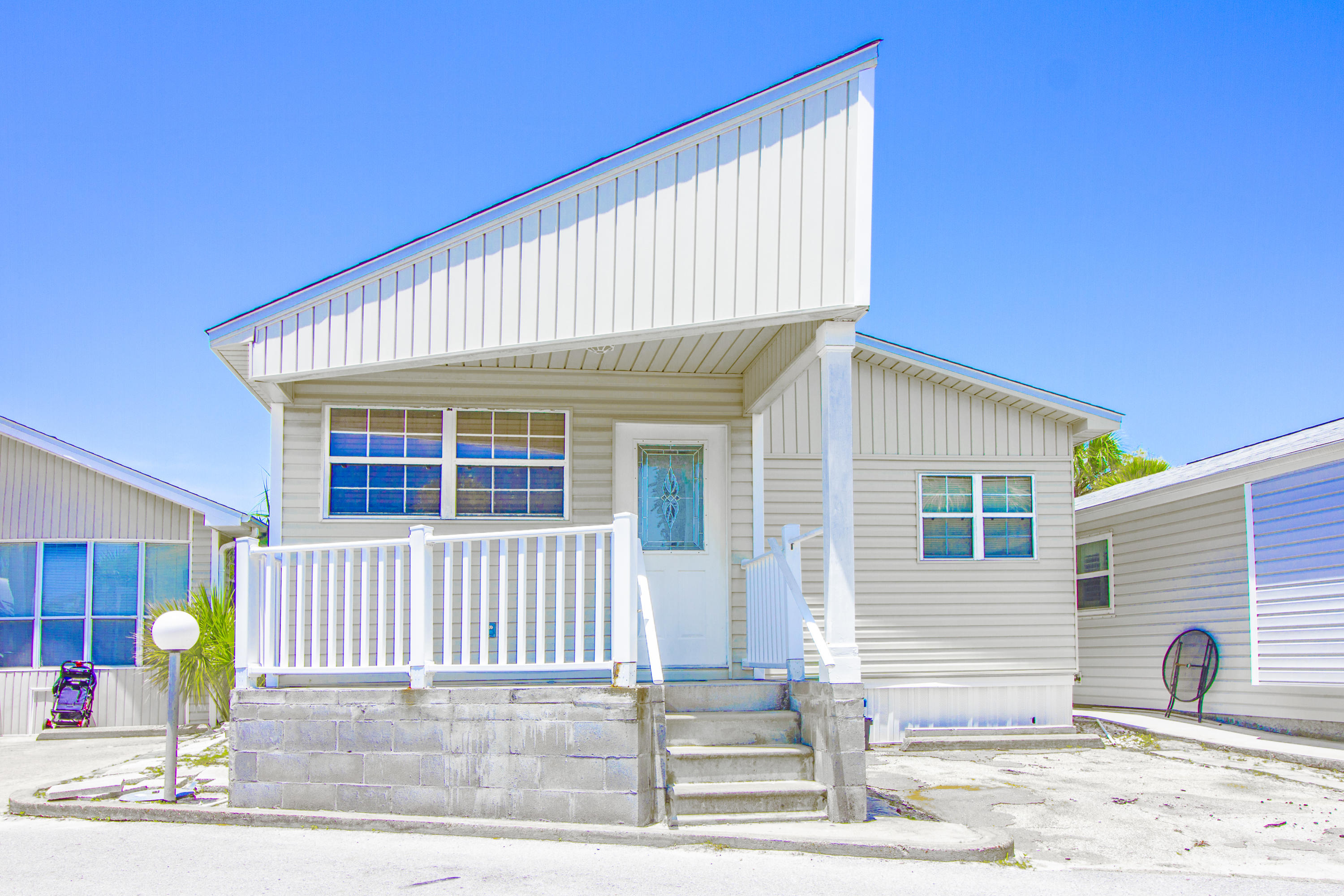 Spacious 2 bedroom 2 bathroom Venture Out home. Includes a golf cart with the purchase. Great location in a subdivision that offers it all! Back heated pool, pavilion, fishing pier, boat dock, tennis courts, shuffle board, put put golf course, playground, basketball court, front pool, office, club house, front pool, private beach access and much more you must check out for yourself.