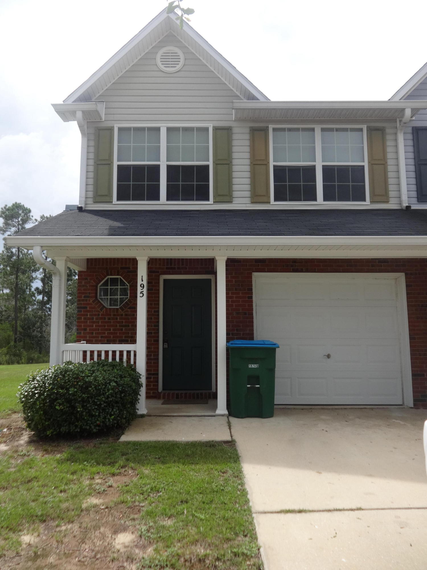 END UNIT, 3 BEDROOM 2.5 BATH TOWNHOME IN THE HEART OF CRESTVIEW, WALKING DISTANCE TO THE NEW ELEMENTARY AND MIDDLE SCHOOLS. WASHER AND DRYER PROVIDED BUT NOT WARRANTED.
