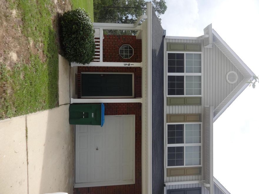 END UNIT, 3 BEDROOM 2.5 BATH TOWNHOME IN THE HEART OF CRESTVIEW, WALKING DISTANCE TO THE NEW ELEMENTARY AND MIDDLE SCHOOLS. WASHER AND DRYER PROVIDED BUT NOT WARRANTED.