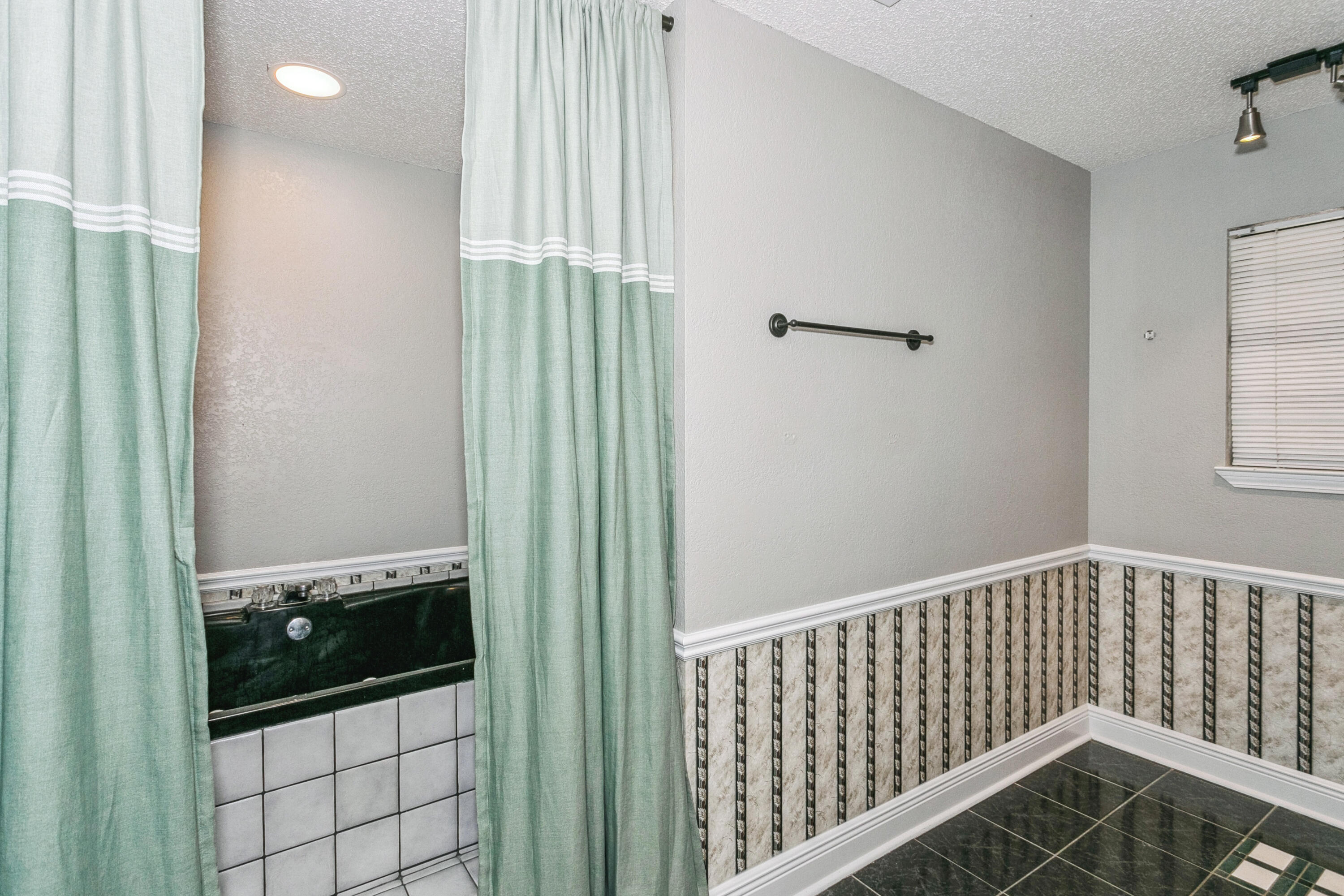 CRESTVIEW SUBURB - Residential