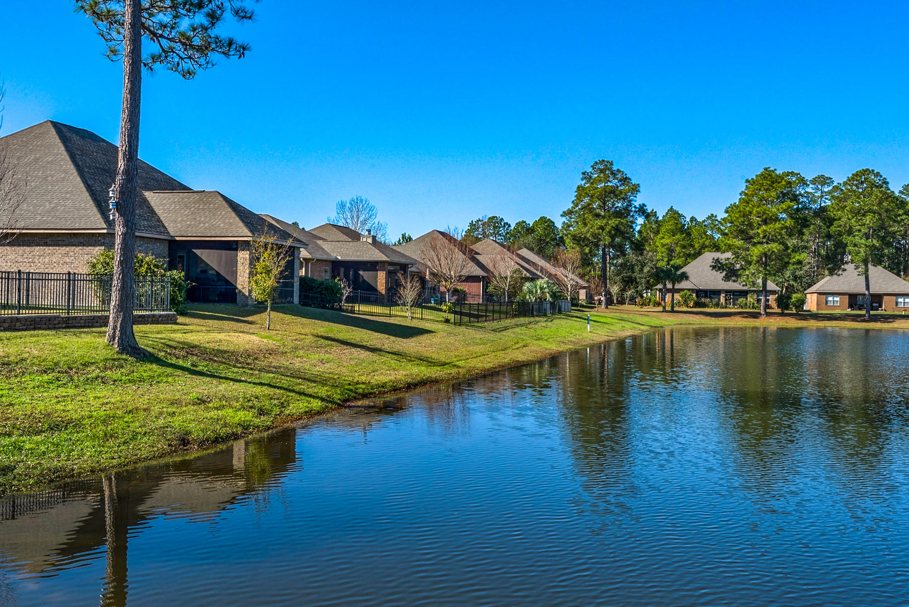 WHISPERING LAKE - Residential