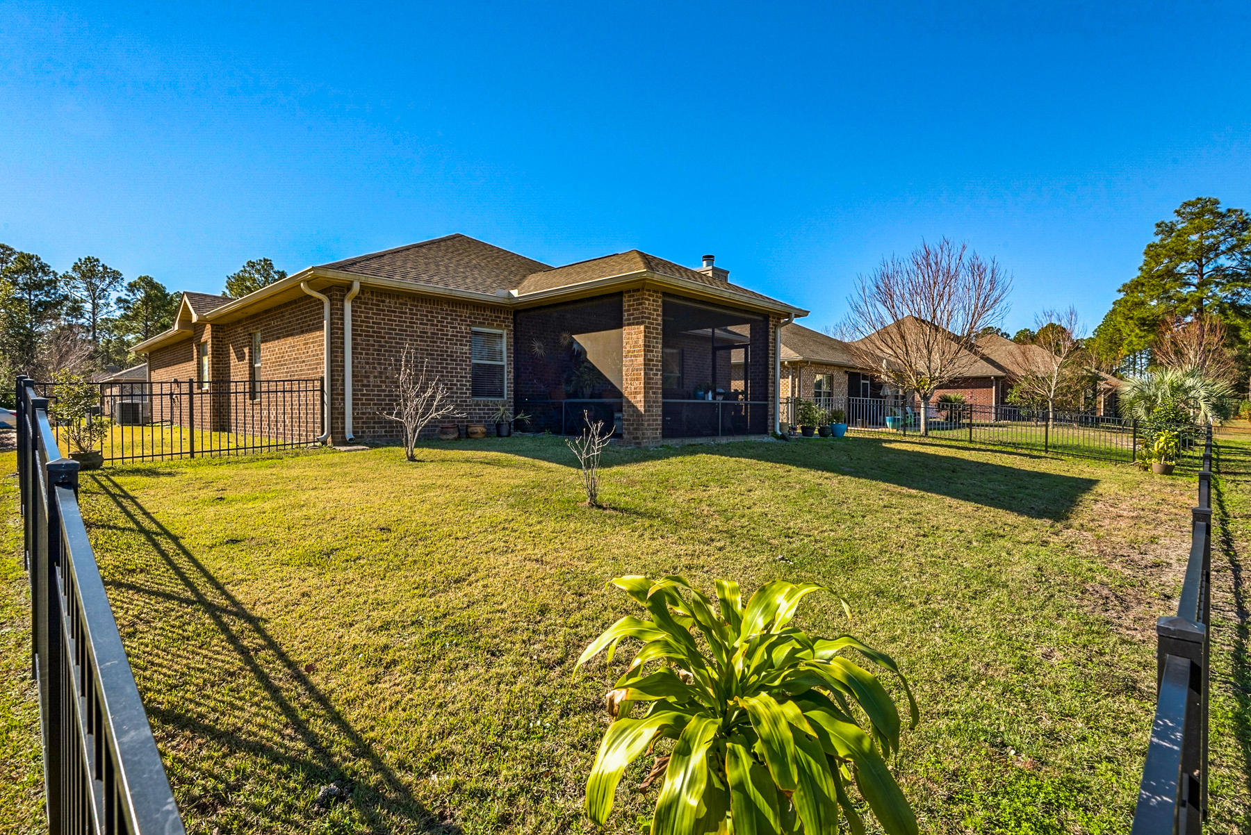 WHISPERING LAKE - Residential