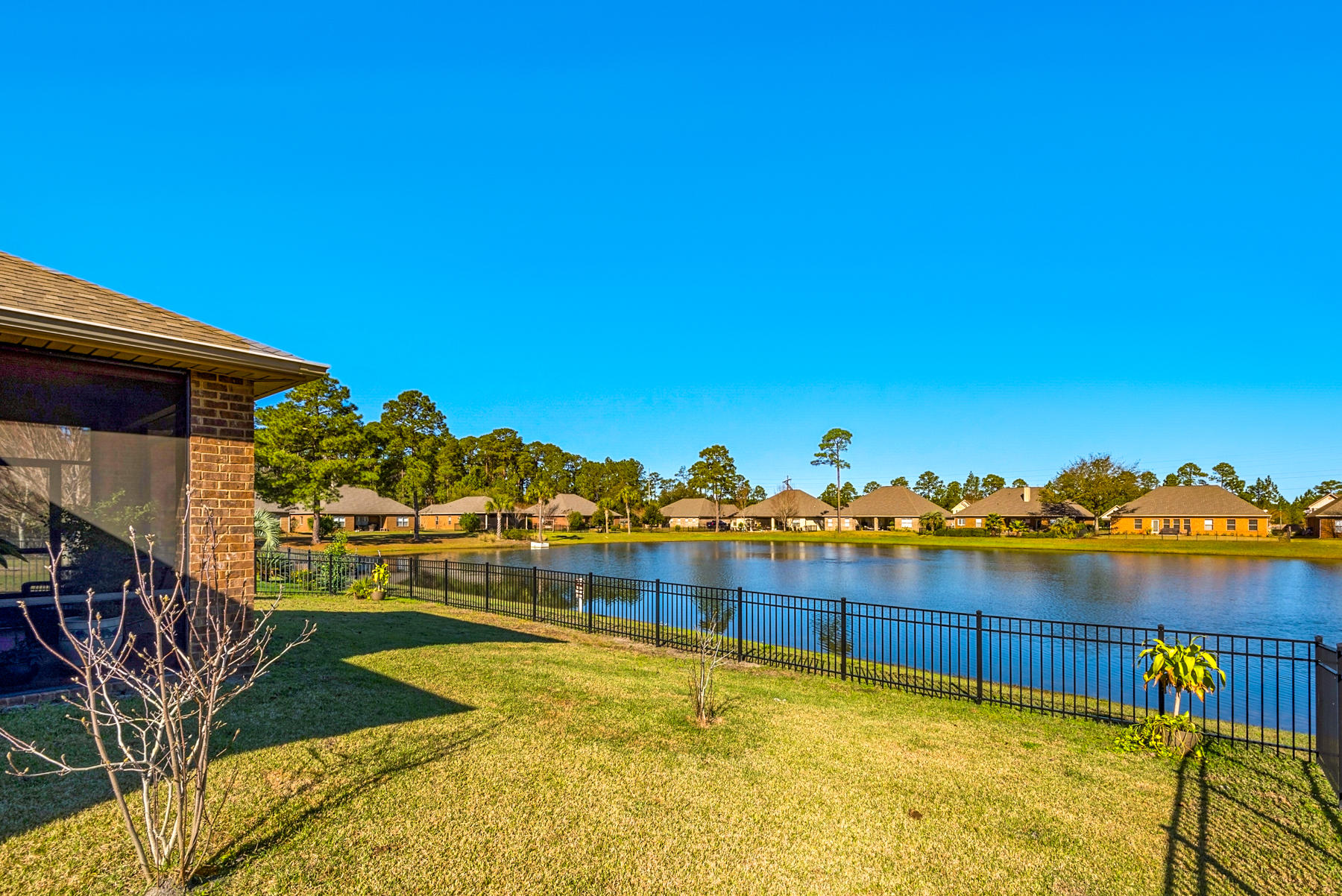 WHISPERING LAKE - Residential