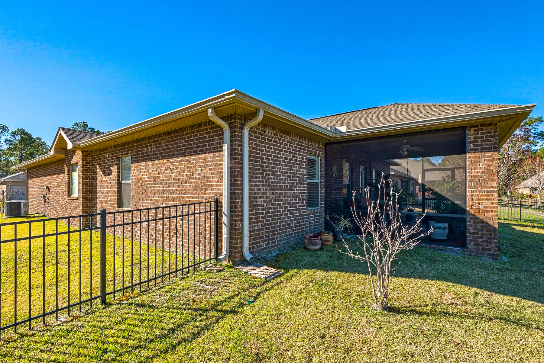 WHISPERING LAKE - Residential