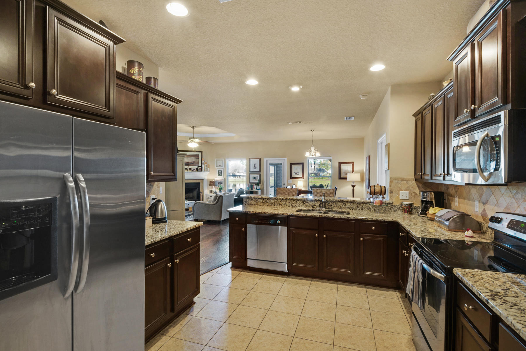 WHISPERING LAKE - Residential