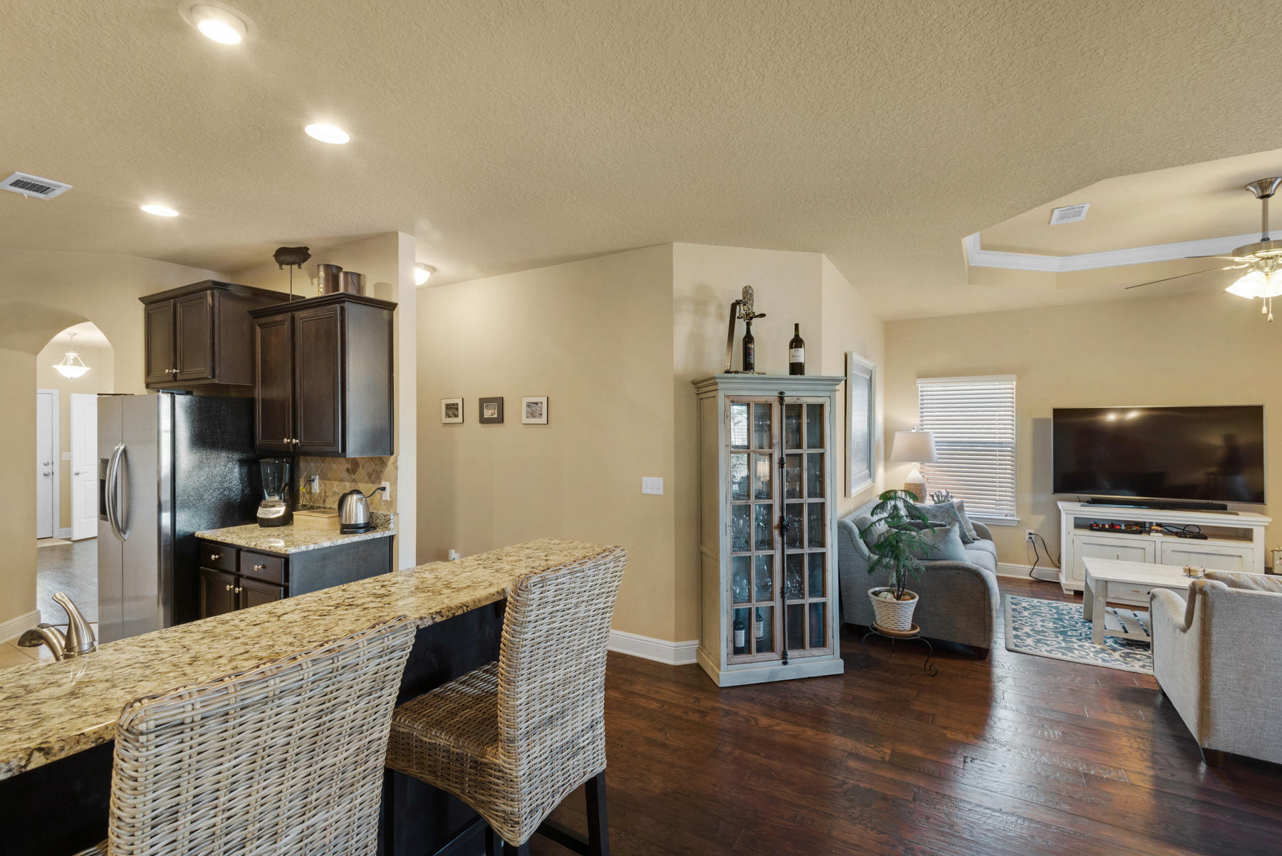 WHISPERING LAKE - Residential