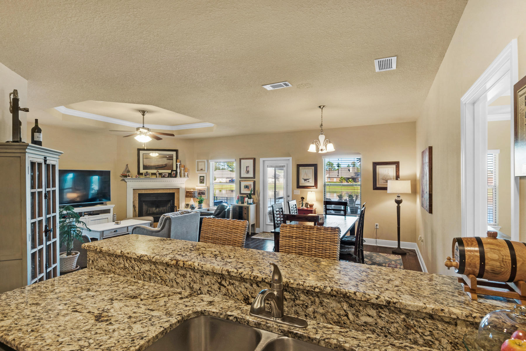 WHISPERING LAKE - Residential