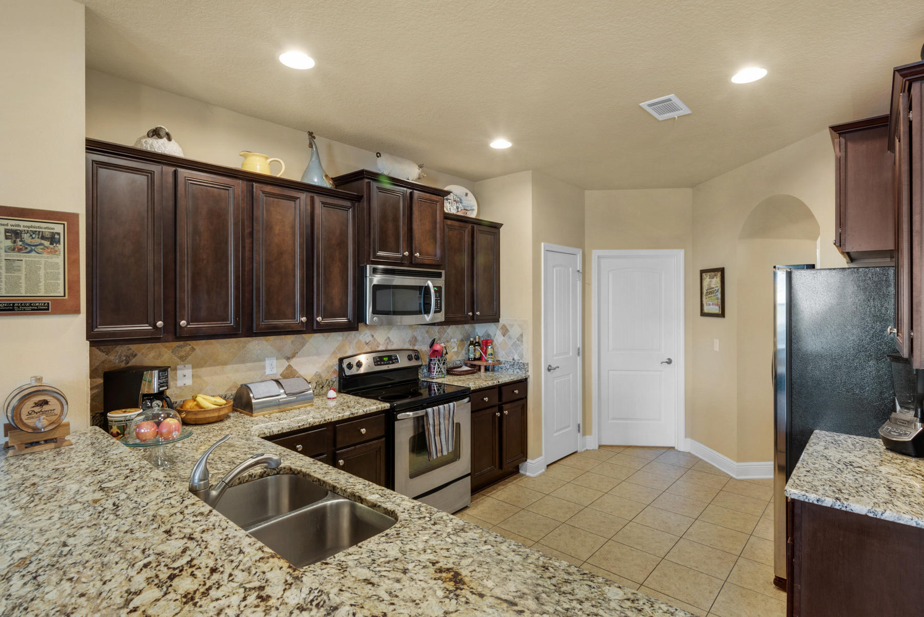 WHISPERING LAKE - Residential