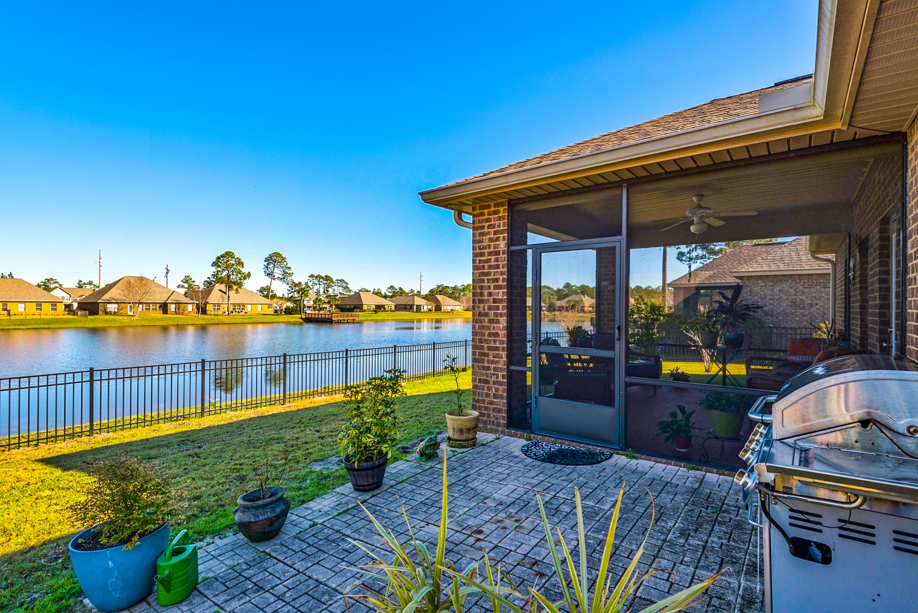 WHISPERING LAKE - Residential