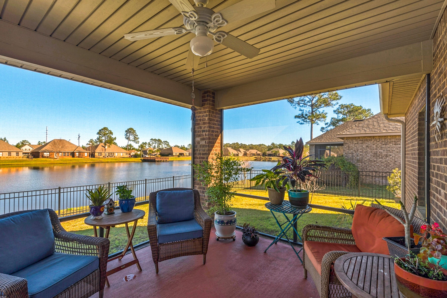 WHISPERING LAKE - Residential