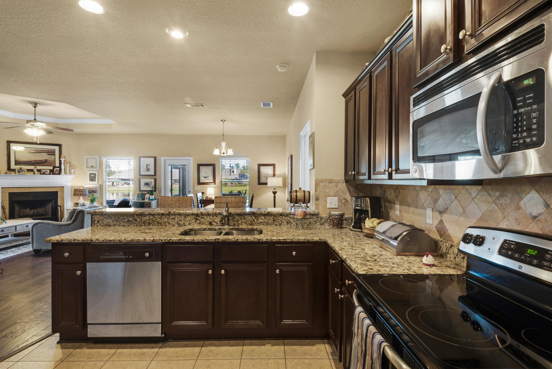 WHISPERING LAKE - Residential