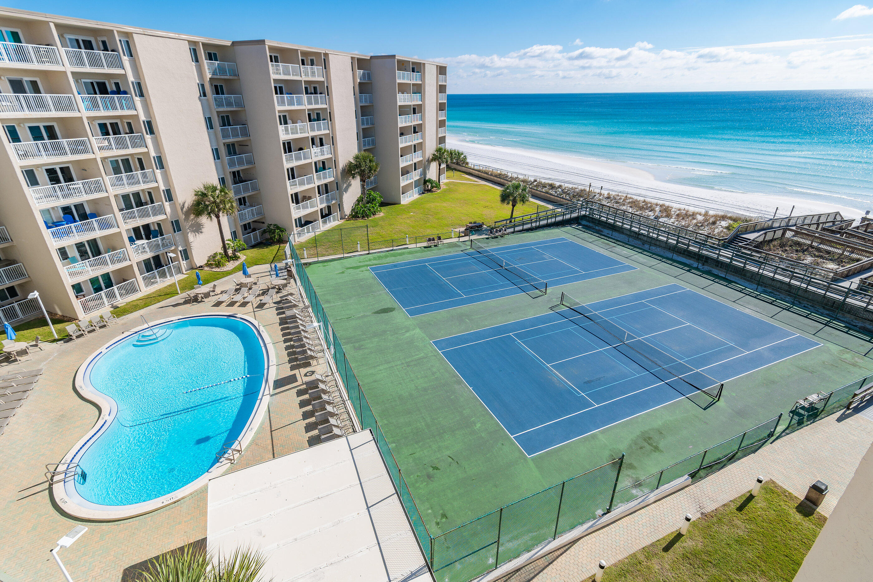 HOLIDAY SURF & RACQUET CLUB - Residential
