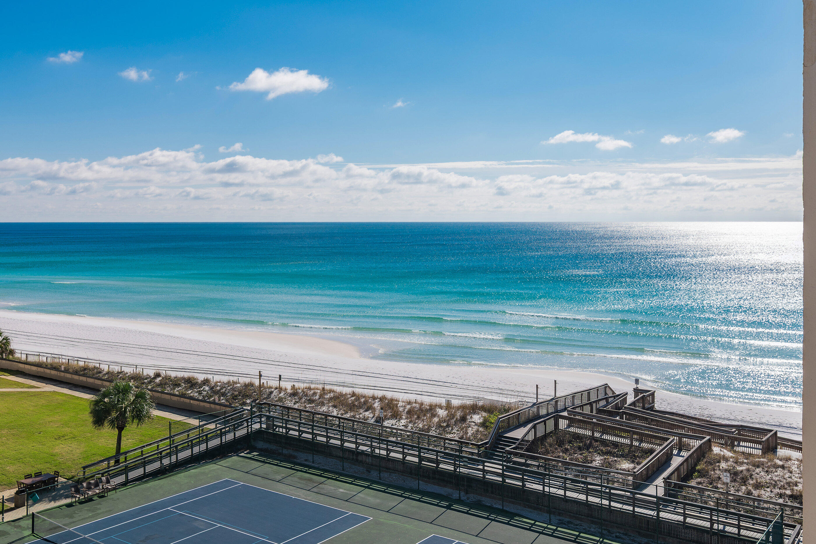 HOLIDAY SURF & RACQUET CLUB - Residential