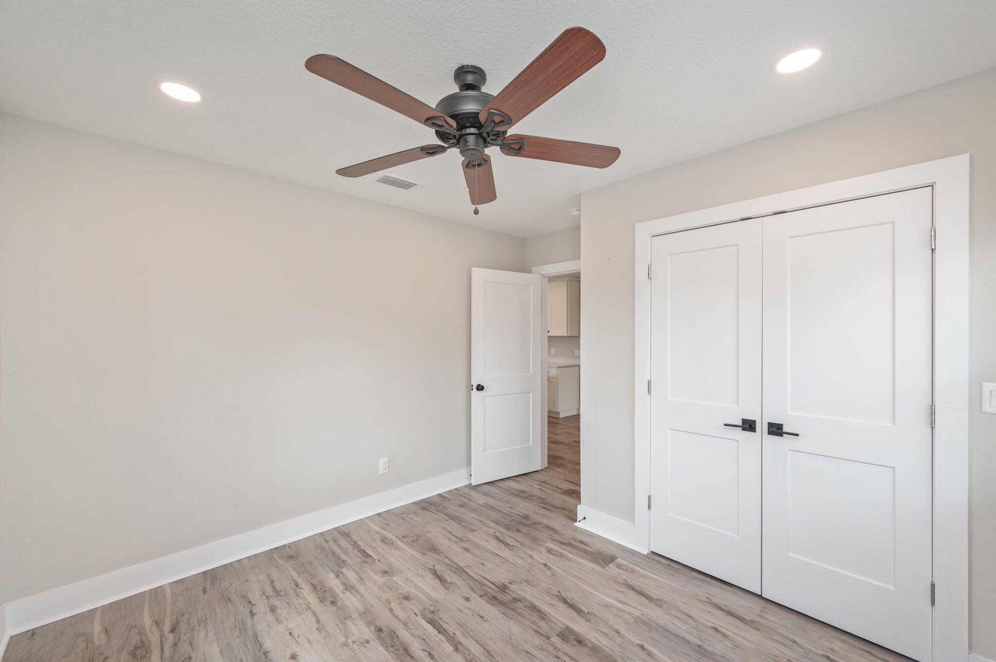 COM NE COR NW1/4 OF SW1/4 S 525.91FT TO POB S 115FT - Residential