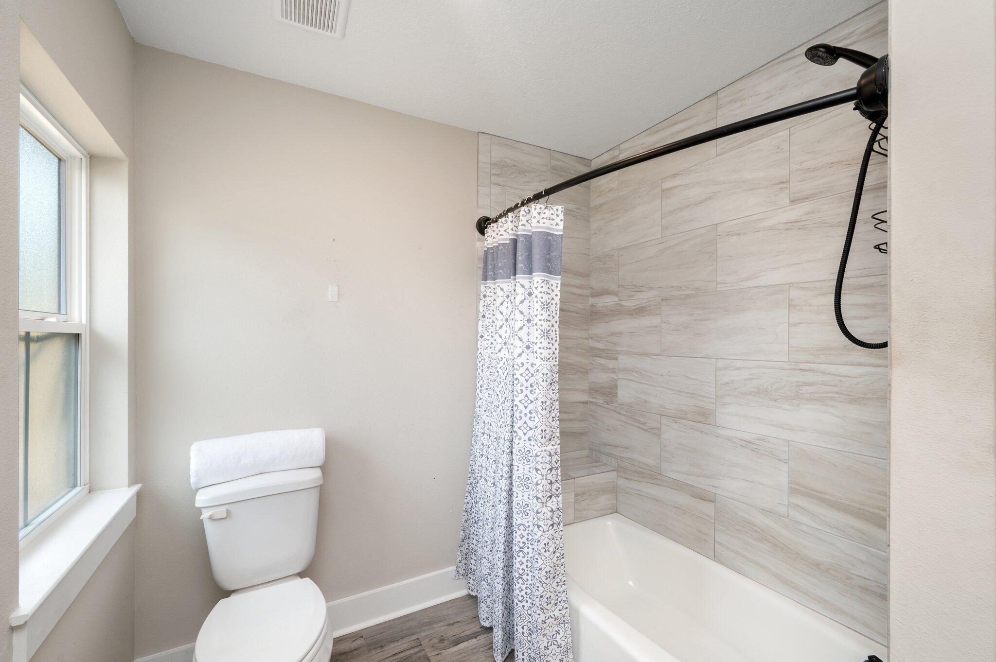 COM NE COR NW1/4 OF SW1/4 S 525.91FT TO POB S 115FT - Residential