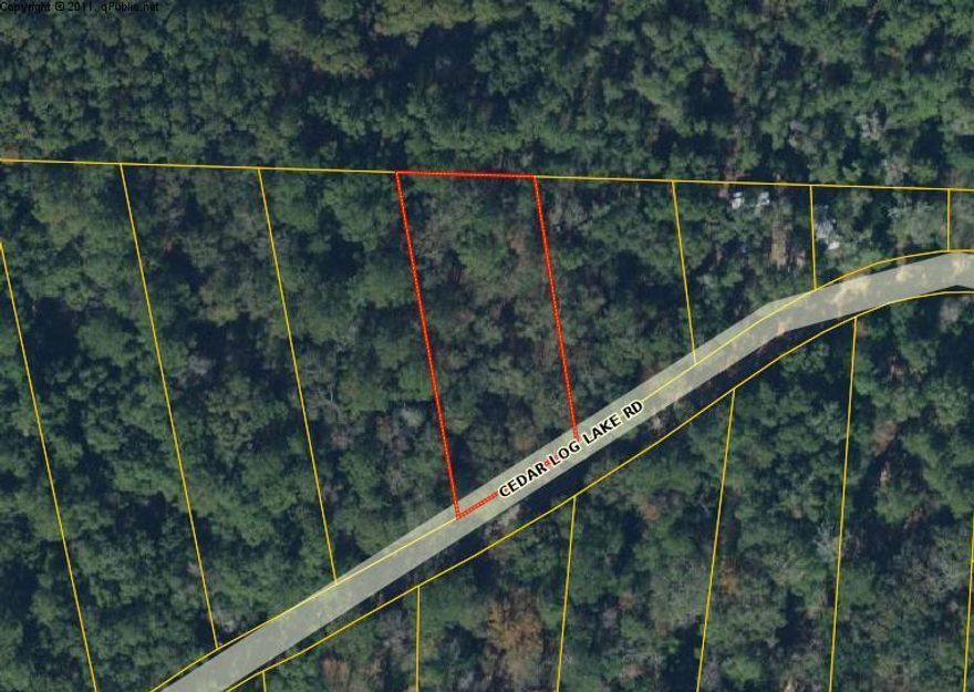 Need a weekend getaway spot? Check this lot out that is very close in proximity to a public boat launch and picnic facilities. Cedar Log Lake leads to Choctawhatchee River. Survey available. Call or message agent for details!