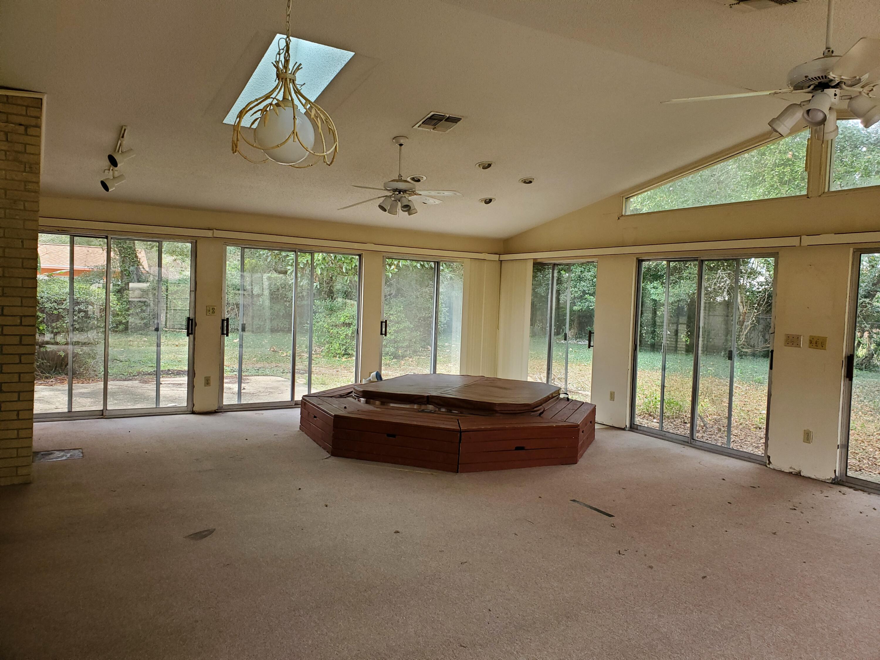 COUNTRY CLUB ESTATES - Residential