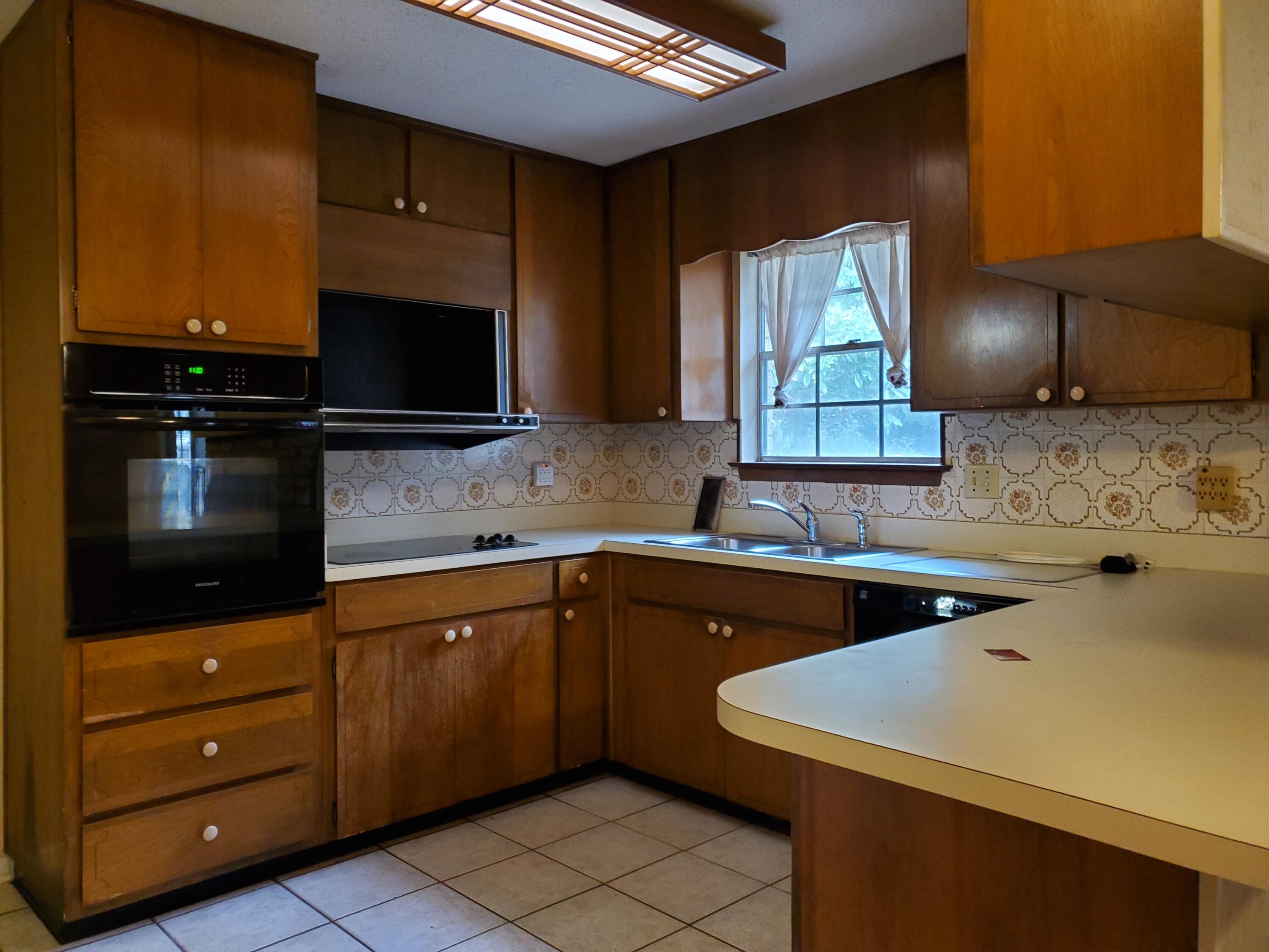 COUNTRY CLUB ESTATES - Residential